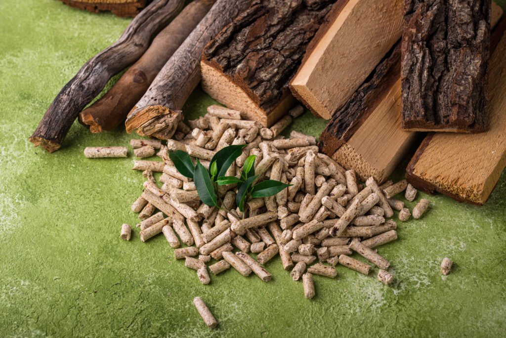 Pellets de biomasa y troncos de madera como combustible ecológico.