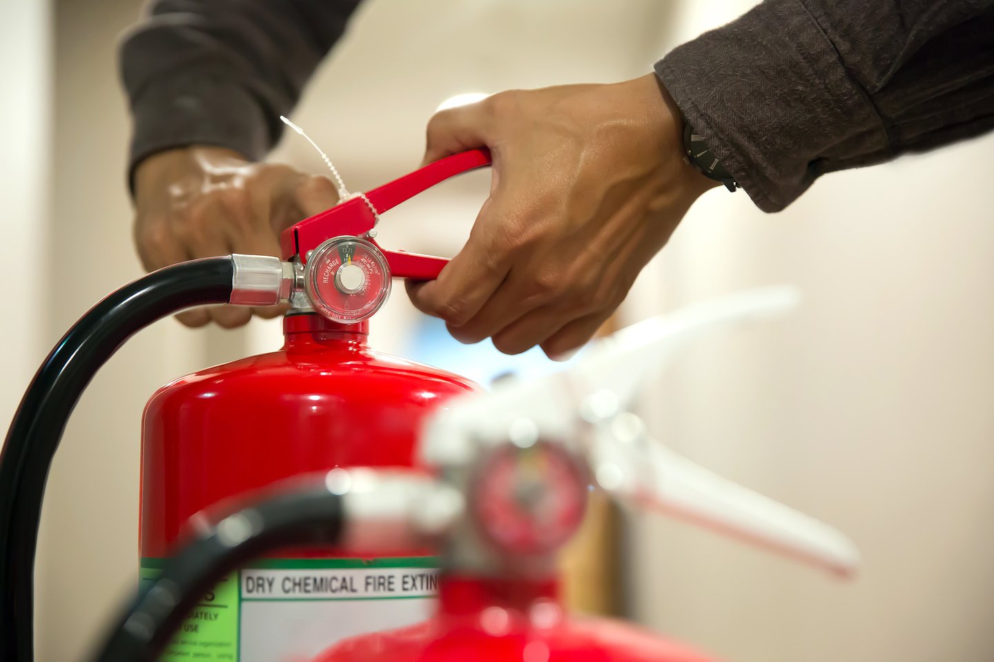 Técnico revisando extintor como parte del mantenimiento contra incendios